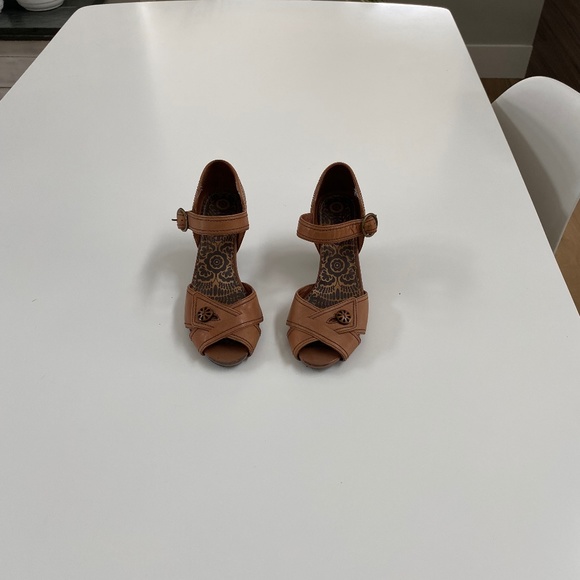 Indigo Brand Tan Heels - Picture 1 of 7